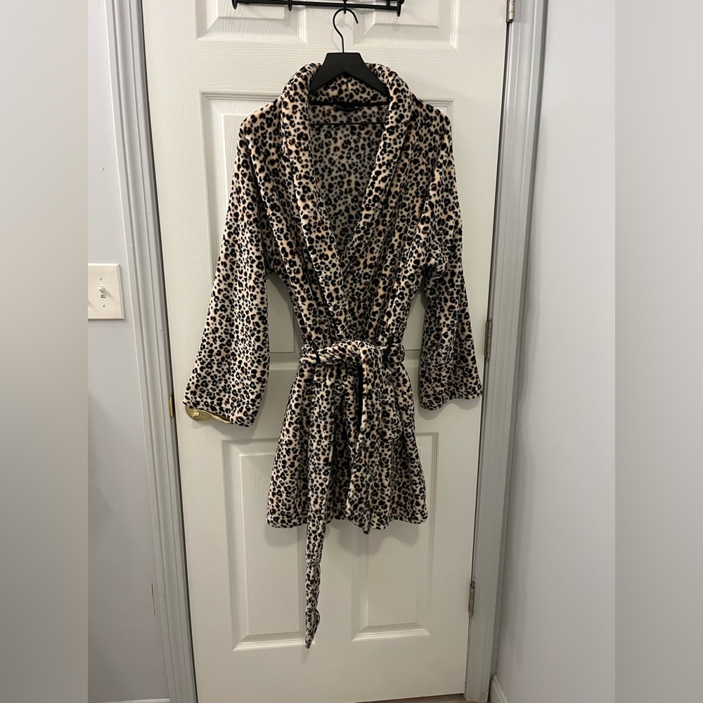 Victoria's Secret Short Cozy Robe Cheetah / Leopard medium/large